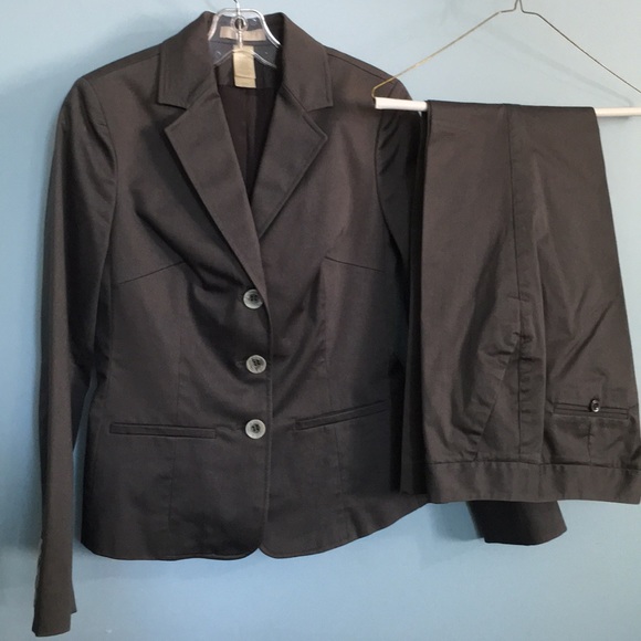 Beautiful Silver/grey suit.  Jacket 4, pants 4 - Picture 1 of 5